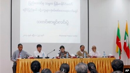 ရခိုင္ျပည္နယ္ ပဋိပကၡမ်ား စံုစမ္းေရးေကာ္မရွင္မွ ဧၿပီလ ၂၉ ရက္၊ ၂၀၁၃ ခုႏွစ္က ရန္ကုန္မွာ သတင္းစာရွင္းလင္းပြဲ ျပဳလုပ္ေနစဥ္။ 