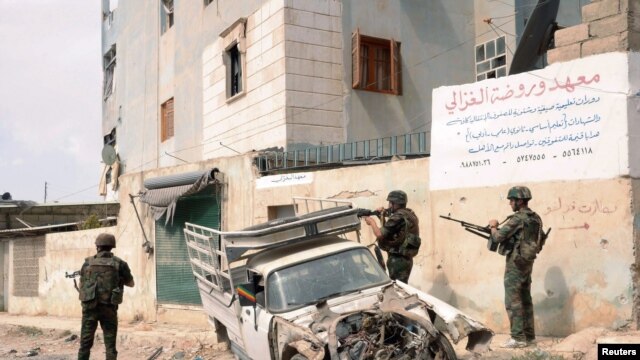 Lực lượng của Tổng thống Syria Bashar al-Assad tuần tra khu vưc Tal-al-Zrazir, thành phố Aleppo, ngày 29/9/2012.