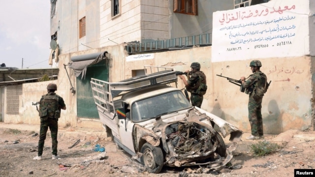 Forces loyal to Syria's President Bashar al-Assad patrol at Tal-al-Zrazir neighborhood in Aleppo city, September 29, 2012. 