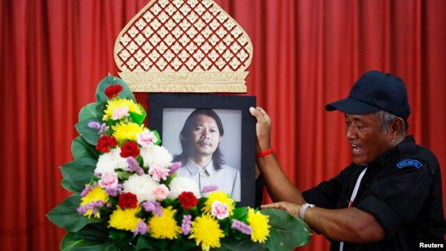 Hình nhà thơ Kamol Duangphasuk, 45 tuổi tại một ngôi chùa ở Bangkok. Nhà thơ Kamol là người ủng hộ phong trào Áo Đỏ. Ông bị bắn chết trên chiếc xe đang đậu trong bãi đậu xe của một nhà hàng ở Bangkok.