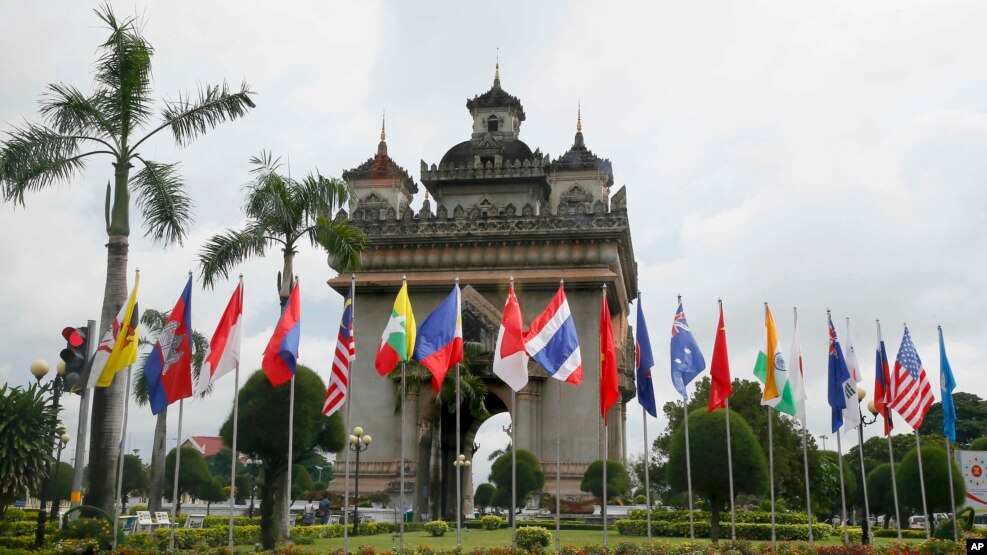 Quốc kỳ của 10 nước thành viên ASEAN và các quốc gia đối tác được đặt xung quanh tượng đài Patuxay ở trung tâm Vientiane, Lào, 5/9/2016.
