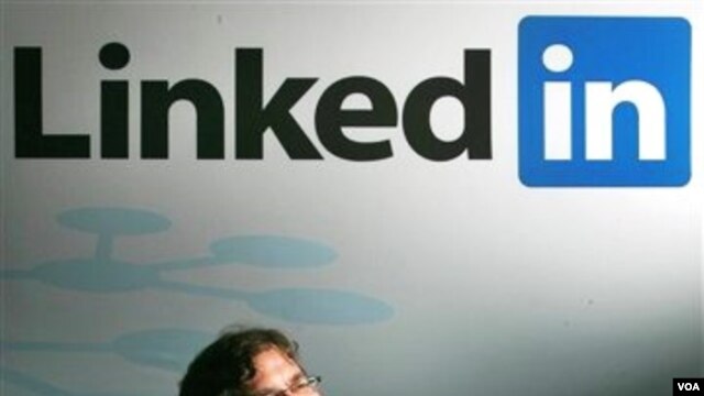 Reid Hoffman de LinkedIn, habla de la página web dedicada a crear redes profesionales de amigos.