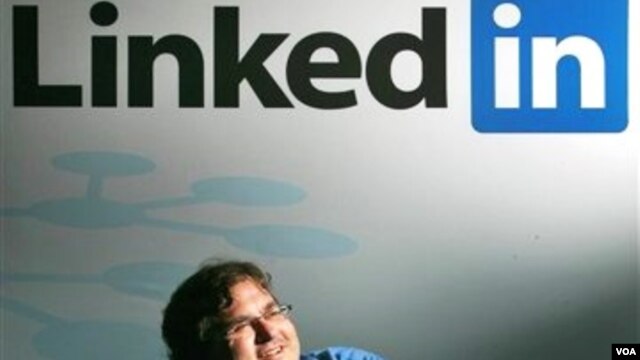 LinkedIn, es una red de profesionales que ofrece el servicio a empresas que desean contratarlo al igual que ha personas que buscan empleo.