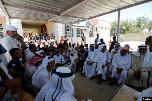 Civilians who fled their homes due to the clashes on the outskirts of Falluja, gather in the town of Garma, Iraq, May 30, 2016.