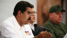 Phó Tổng thống Venezuela Nicolas Maduro (trái) phát biểu trong cuộc họp với các nhà lãnh đạo chính trị và quân sự tại Dinh Miraflores ở Caracas, ngày 5/3/2013.