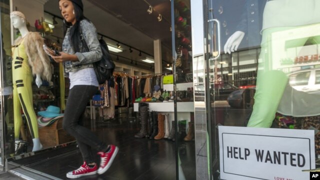 Cartel ofreciendo trabajo en una tienda de ropa en Los Ángeles. En noviembre se añadieron 146 mil nuevos empleos a la economía.