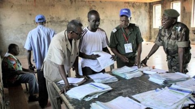 Guinean election officials tabulate some election results at Matoto's city hall in Conakry, Guinea, 09 Nov 2010