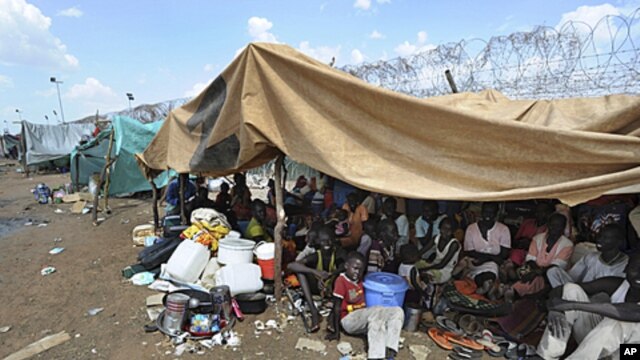 Residents gather outside UNMIS sector headquarters in Kadugli town, June 9, 2011. United Nations says as many as 40,000 people may have fled fighting in Sudan's Southern Kordofan state.
