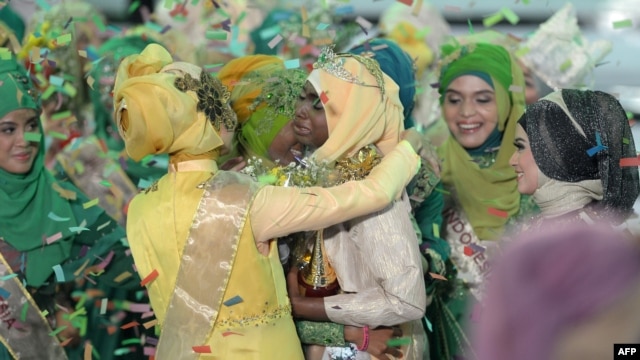 Contestants congratulate Miss Muslimah 2013, Obabiyi Aishah Ajibola of Nigeria.