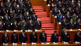 Líderes del partido comunista chino inclinan la cabeza en silencio, recordado sus líderes fallecidos, durante la sesión inaugural del 18o. Congreso del Partido Comunista Chino.