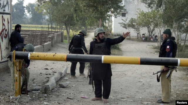 Pakistan security guards police station entrance after attack, Bannu, Dec. 10, 2012.