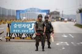 Binh sĩ Nam Triều Tiên đứng gác tại một trạm kiểm soát dẫn tới làng đình chiến Panmunjom, nằm ở phía nam khu phi quân sự ngăn cách hai miền Triều Tiên hôm 21/8/2015