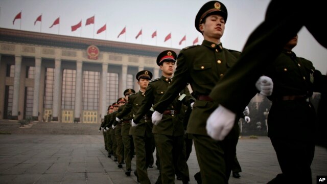 在北京人民大会堂前列队行走的中国警察 （资料照片）