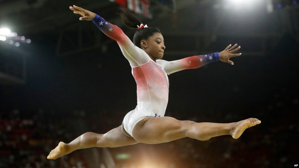 Vận động viên thể dục Mỹ Simone Biles trình diễn trên cầu thăng bằng trong đêm gala thể dục dụng cụ tại Thế vận hội Mùa hè 2016 ở Rio de Janeiro, Brazil, ngày 17 tháng 8 năm 2016.