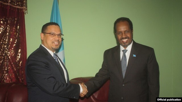 Keith Ellison iyo Xasan Sh.Maxamuud oo iyaga oo dhoola cadeynaya isku gacan qaaday magaalada  Muqdisho.