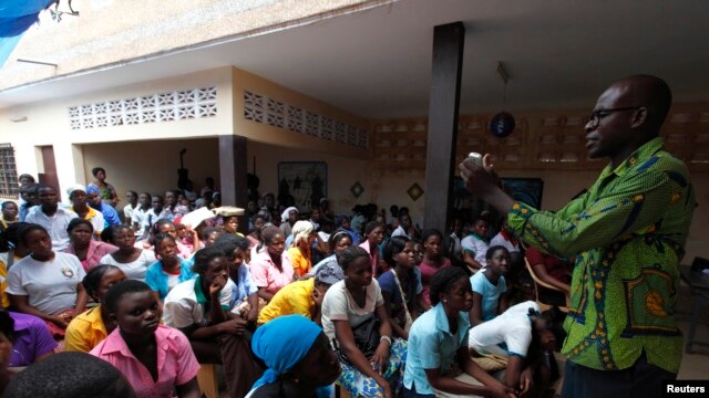 Young Africans hear a talk on HIV/AIDS prevention. 