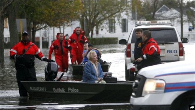 Lapolis vil Babylon, nan Eta New York, ap ede Elaine Belviso, ki gen 72. Li te bloke anndan kay li ki te inonde pandan pasaj "Super Tanpèt" Sandy nan nuit lendi 29 pou leve madi 30 oktòb 2012 la. 