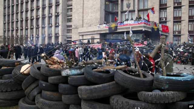 Người biểu tình thân Nga dựng rào chắn phòng thủ trước một tòa nhà chính quyền ở Donetsk, Ukraine 8/4/14