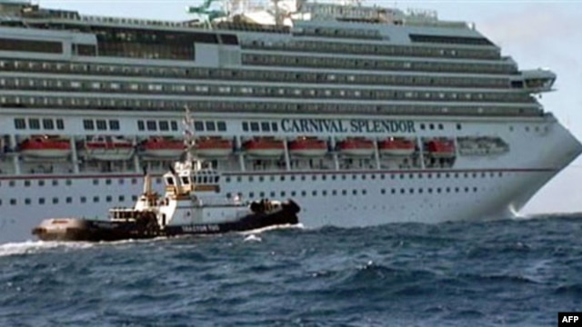 Más de 4,000 pasajeros se encuentran a bordo del crucero desde el domingo están a la espera de ser rescatados.