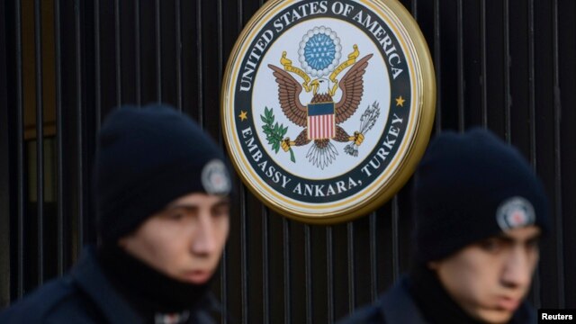 Pripadnici turske specijalne policije čuvaju američku ambasadu u Ankari