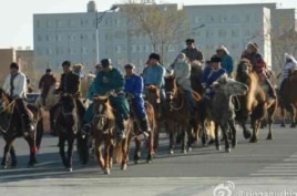 12月17日，内蒙古阿拉善盟额济纳旗牧民骑马和骆驼到旗政府前抗议 (南蒙古人权信息中心提供)