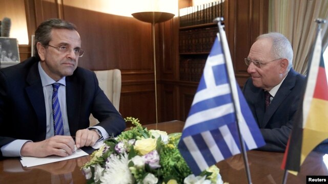 Bộ trưởng Tài chính Đức Wolfgang Schaeuble ([phải) gặp Thủ tướng Hy Lạp Antonis Samaras tại Athens, ngày 18/7/2013.