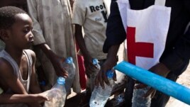 Distribution d'eau aux enfants déplacés de Ndélé