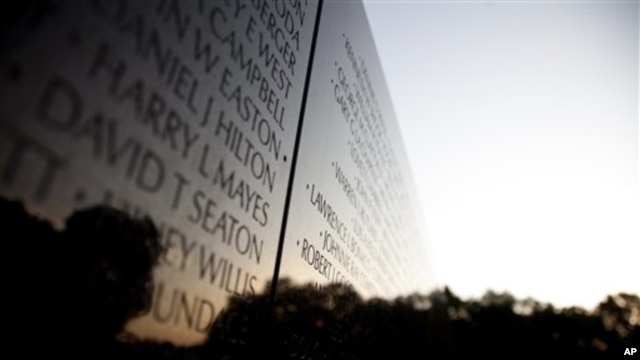 Bức tường kỷ niệm chiến tranh Việt Nam tại thủ đô Washington D.C. (AP Photo/Carolyn Kaster)