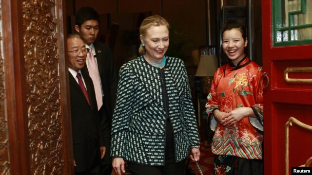 La jefa de la diplomacia estadounidense se encuentra de visita en China, donde sostiene un diálogo estratégico y económico.