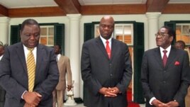 UMnu. Morgan Tsvangirai, engxele, umsekeli wakhe, uMnu. Arthur Mutambara loMongameli Robert Mugabe. 
