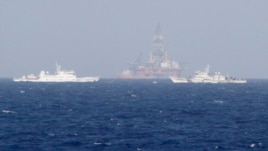 Tàu Tuần duyên của Trung Quốc vây quanh giàn khoan Hải dương 981 của Trung Quốc, cách bờ biển Việt Nam khoảng 210 km 14/5/14