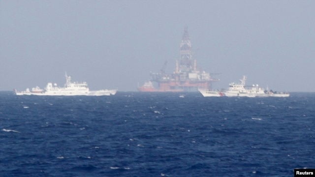 Tàu Cảnh sát biển Trung Quốc gần giàn khoan Hải Dương 981 ở Biển Ðông, khoảng 210km (130 dặm) ngoài khơi Việt Nam. Trung Quốc tuyên bố gần như tất cả khu vực Biển Ðông và khu vực có giàn khoan là thuộc về lãnh hải của mình.