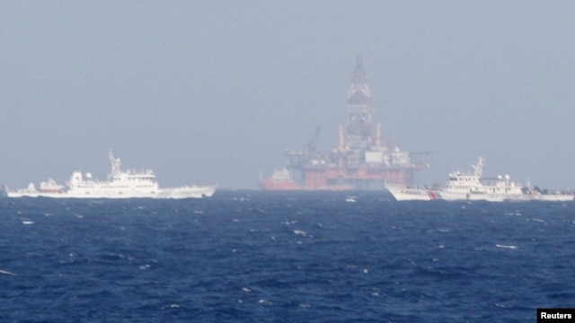 Tàu của lực lượng tuần duyên Trung Quốc bảo vệ giàn khoan 981 hồi năm ngoái.