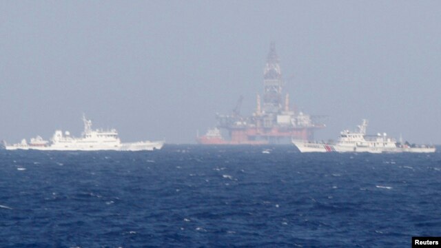 Tàu của lực lượng tuần duyên Trung Quốc bảo vệ giàn khoan 981 hồi năm ngoái.