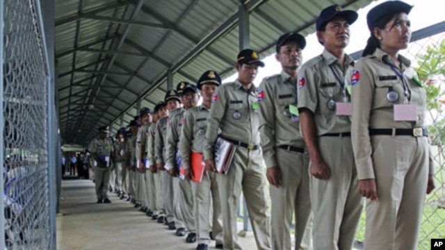 Police officers line up to attend a hearing of former Khmer Rouge leaders at the Extraordinary Chambers in the Courts of Cambodia (ECCC), on the outskirts of Phnom Penh, August 29, 2011