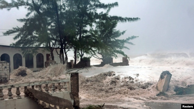 Bão nhiệt đới Sandy có sức gió 130 km/h.