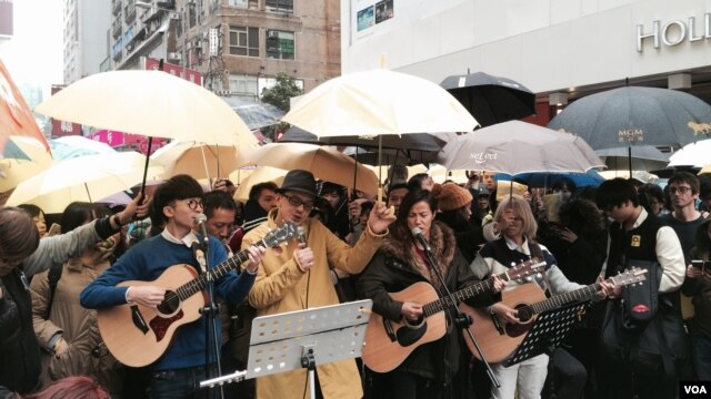 Bốn nhạc sĩ Hồng Kông ca hát thúc đẩy dân chủ trên đường phố Hồng Kông vào ngày lễ Giáng sinh.
