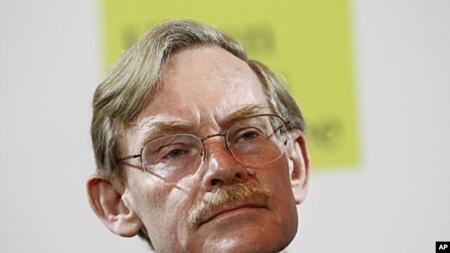 World Bank President Robert Zoellick addresses an audience in Singapore, September 6, 2011.