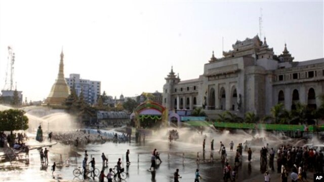 ျမန္မာႏွစ္သစ္ကူး အတာသၾကၤန္ပြဲေတာ္ ဆင္ႏႊဲေနၾကစဥ္။