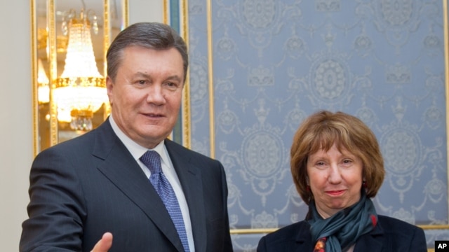 Tổng thống Ukraina Viktor Yanukovich gặp Trưởng ban chính sách đối ngoại của Liên hiệp Âu châu, bà Catherine Ashton tại Kyiv, ngày 10/12/2013.