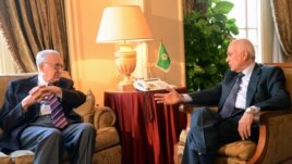 Arab League Secretary-General Nabil al-Arabi (R) meets with UN-Arab League peace envoy Lakhdar Brahimi (L) and his deputy Nasser al-Qudwa (unseen) in Cairo to discuss the situation in Syria,  November 12, 2012. 