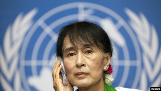 Burmese pro-democracy leader Aung San Sui Kyi attends a news conference after addressing the 101st session of the International Labor Conference of the International Labor Organization at the United Nations European headquarters in Geneva, June 14, 2012.