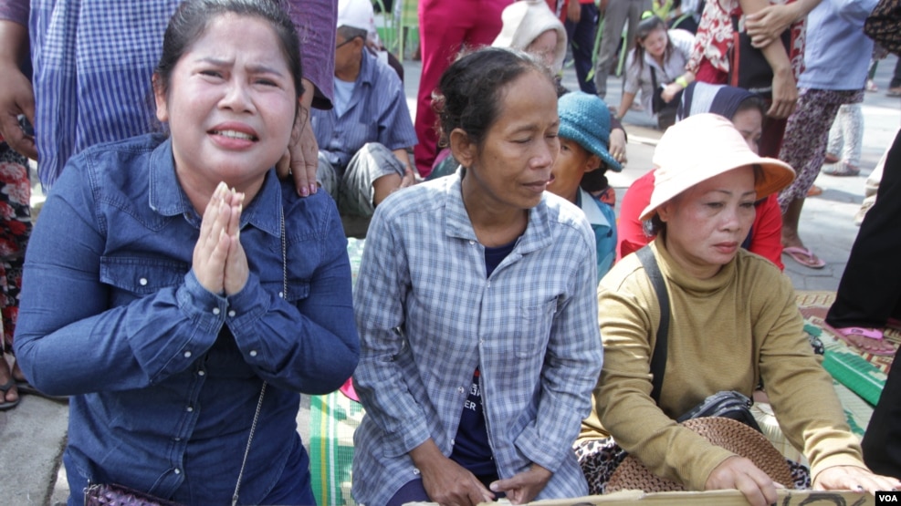 Beung Kak lake land dispute victims protest outside Phnom Penh Court where two prominent Boeung Kak lake activists were charged with incitement and sent to the capital’s notorious Prey Sar prison, Wednesday, August 17, 2016 in Phnom Penh. (Leng Len/VOA Khmer)