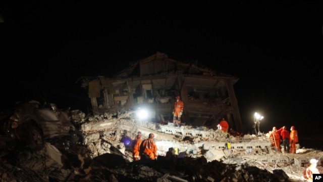 Rescue workers work to save people trapped under debris after an earthquake in Ercis, near the eastern Turkish city of Van, October 25, 2011.