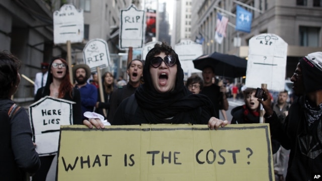 Los miembros del movimiento 'Ocupemos Wall Street' cantan durante una marcha en Nueva York este lunes 17 de septiembre. 