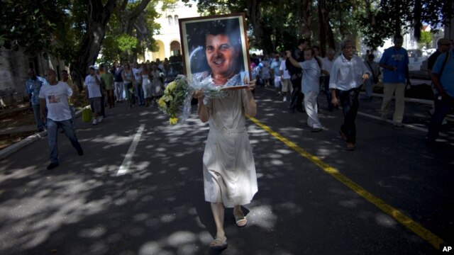 El cuerpo de Oswaldo Payá fue sepultado en La Habana este martes en medio de críticas por la detención de varias personas.
