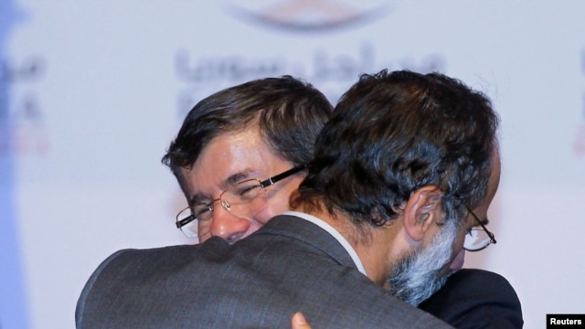 Turski ministar inostranih poslova Ahmed Davutoglu čestita šefu Sirijske nacionalne koalicije Muazu Al Katibu.