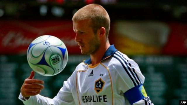 Pemain bintang Los Angeles Galaxy, David Beckham, dalam suatu pertandingan dengan DC United. (Foto: Dok)