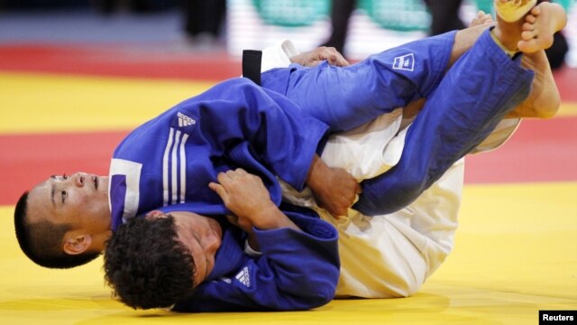 Yaponiyalik Ebinuma Masashi, qirg'izistonlik Bayalinov Islom. Dzyudo bo'yicha jahon chempionati, 23-avgust, 2011-yil.