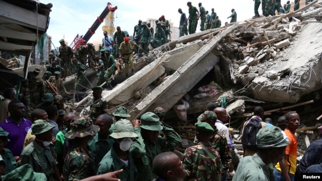 Lực lượng cứu hộ Tanzania tìm kiếm người sống sót trong đống đổ nát của một tòa nhà bị sập ở quận Kariakoo của trung tâm Dar es Salaam, ngày 29/3/2013.